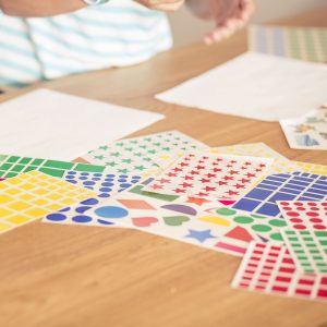 Gomets en rollo adhesivo redondo 15 mm negro- ApliKids 11487